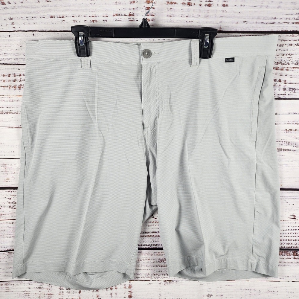 TravisMathew Beck Golf Shorts Mens 42 Regular Performance Stretch Light Gray